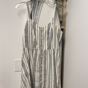 Old Navy-black and white linen style dress. Size Medium
